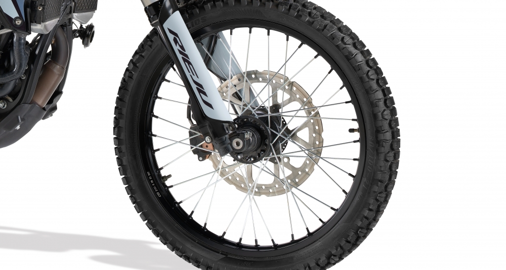 21”/18” Spoked Wheels with Dual Rim Locks and Mixed Tyres
