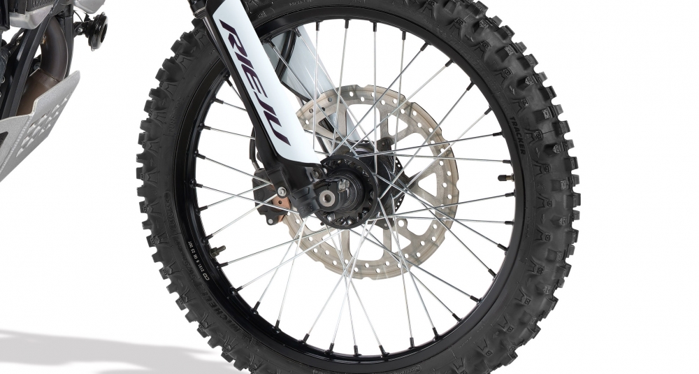 21”/18” Spoked Wheels with Dual Rim Locks and MICHELIN Tracker Tyres