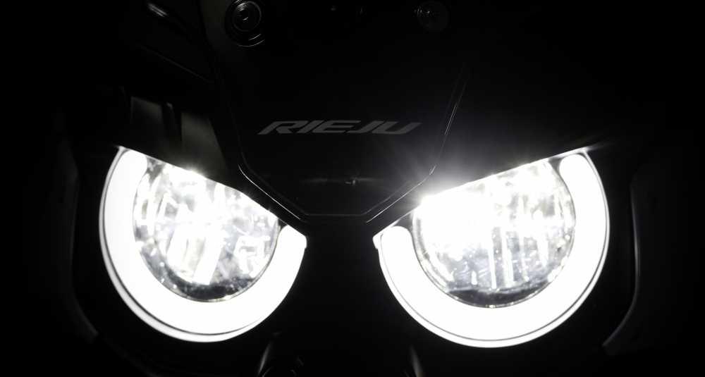 Full LED illumination with backlit pinnacles and USB/USB-C socket